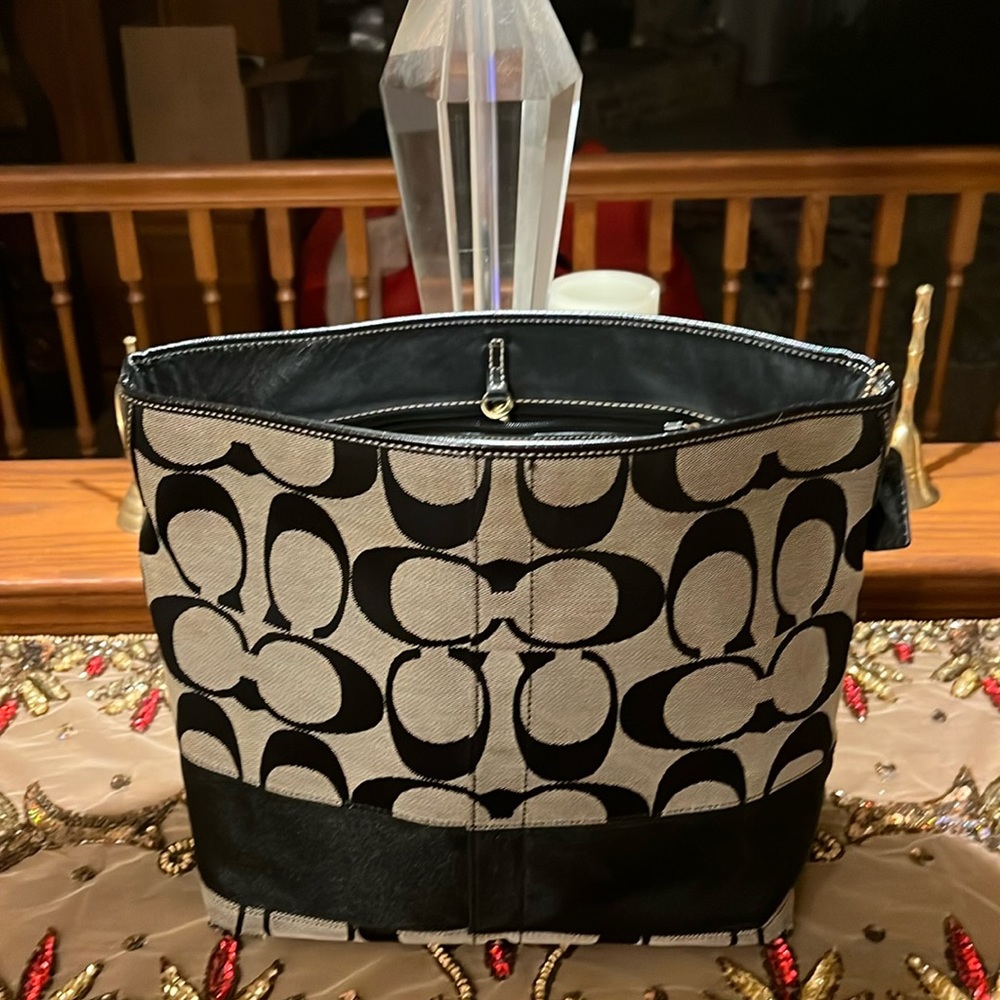 Condition: NWOT | Coach | Shoulder Bag | Colors: Black & Grey |
Never been used!